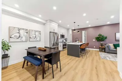 Image de Two King Suites, Near Transit Lrt, Garage, Balcony