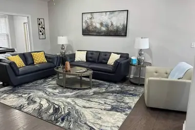 Image de 5 min from Asheville Airport, 4 Br with pool table