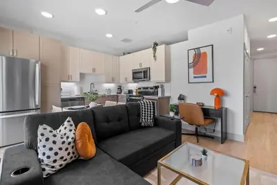 Image de King Suite Retreat • Gym + Rooftop Access New