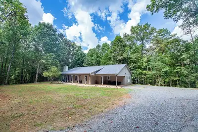 Image de Secluded 4-bedroom cottage with Ac in charming Ellijay, with Creek frontage!