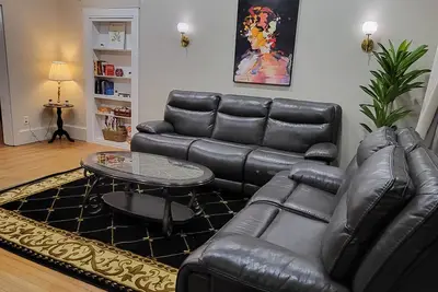 Image de Hidden Office • Sleeps 7 • Park-Like Yard • Pets