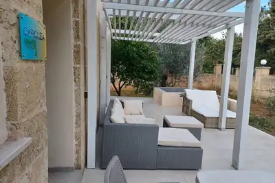 Image de Casa Carolea avec terrasse et baignoire privées entre oliviers et mer