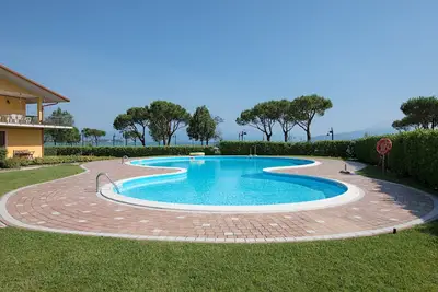 Image de Apartment in a lakefront residence with swimming pool