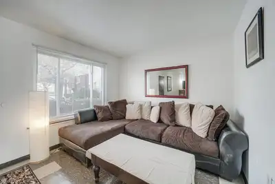 Image de Red Line to Downtown! Inviting Home in Cleveland