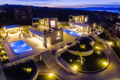 Image de 10br Estate • 2 Heated Pools, Gyms & Saunas