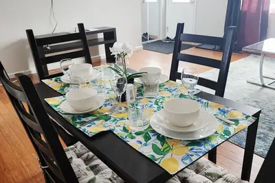 Image de Cozy Quiet Main floor Netflix, Disney, Prime. 10 min Wem