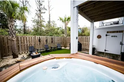 Image de New Listing Promo, Spacious, walkable location just steps from the beach, Hot tub