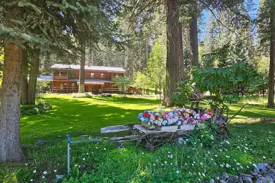 Image de Spacius family friendly home with a gas grill, full kitchen, W/D & wood stove