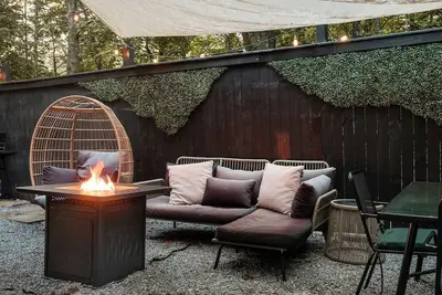 Image de The Little Black Cottage—Stylish, Hot Tub, FirePit, Kayaks, Lake Access!