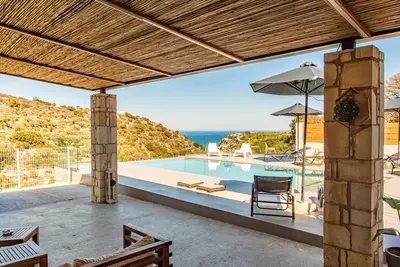 Image de Elegant New Villa, A/C, Private Infinity Pool, Mountain & Sea Views - 2 km from Reythymno!