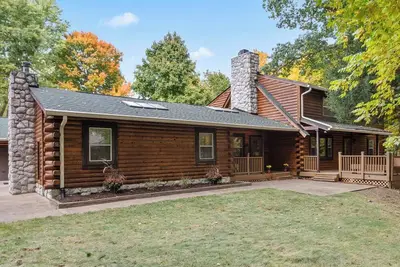 Image de Unique Log Cabin Retreat in North Indy with Game Room!
