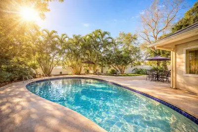 Image de 4bd Pool, Game Rm, Modern, 5 min dr. to Beach!