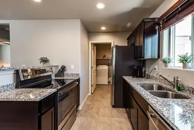 Image de Modern Comfort: Quiet Neighborhood Near Parks