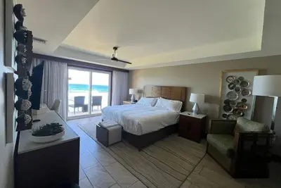 Image de 3-bedroom condo, Where Presidential Elegance Meets the Ocean – Private Beach&Pool