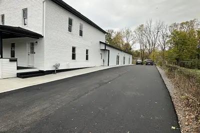 Image de 3-bedroom house in charming Mount Morris with an indoor heated pool.