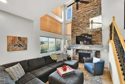 Image de C704 | Cascade Overlook Lodge: Your Eden Adventure Hub!