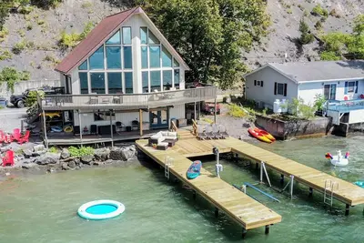 Image de Sail Away Home: Serenity Awaits with Sprawling Sunset Views