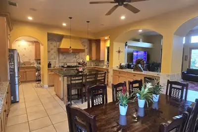 Image de Private oasis with pool, outdoor bar, horses, river access & pyramid.