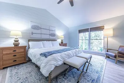 Image de Lake Sinclair Waterfront Getaway | Private Dock | Screened Porch