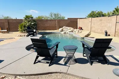 Image de Desert Oasis by the Fairway- Pet/ family friendly sleeps 10\n3bd 2bath huge yard!