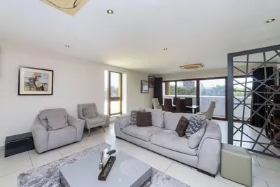 Image de Appartement moderne de 3 chambres à Villaggio - Piscine sur le toit et Skybar