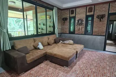 Image de Maison paisible entourée par la nature