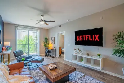 Image de Steps to Asu & Sloan Park Pool Gym Parking Wd