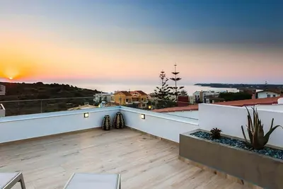 4br Akrotiri Villa • Pool, Roof Deck & Minivan