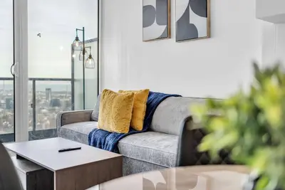 Image de RivetStays | The Jarvis Luxury Suite – 1 Bedroom + Den Suite