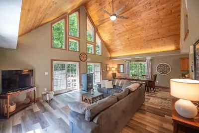 Image de Sunny modern mountain cabin near lakes and skiing