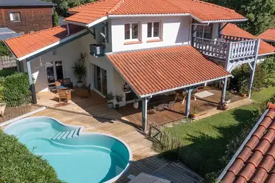 Image de Villa moderne à Biscarrosse - 5 chambres, piscine chauffée, proche lac, piste cyclable