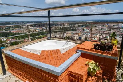 Image de 1. Gold Suite at VillaromAfrica Staycations