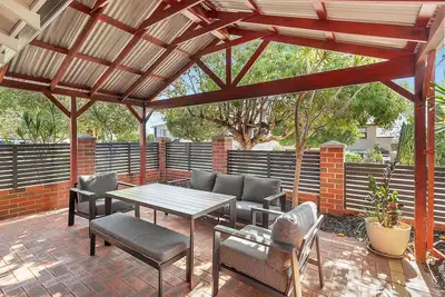 Image de Tucked away in a quiet Scarborough street, this coastal home is the perfect base for couples and families looking to relax, unwind, and enjoy Perth’s beachside lifestyle  just 5 minutes from Scarborough Beach.