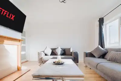 Image de 6 minutes from Heathrow | Sleeps 15 | Parking for 2