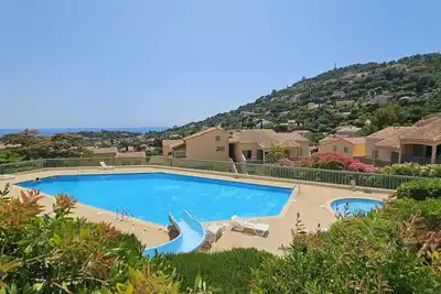 Image de Appartement de vacances dans résidence avec piscine et vue mer! Climatisé