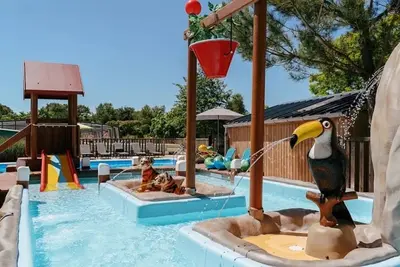 Image de ZEcamping 4 étoiles animé piscine couverte locatif Tv 43m2