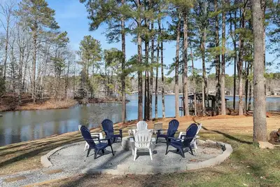 Image de 4br/4. 5ba, Screened Porch, Deck, Game Room & More!