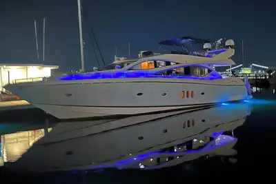 Image de Luxury 75ft Yacht with Captain, flybridge with bar, 4 ensuite Staterooms.