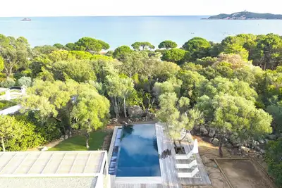 Image de Villa contemporaine vue mer avec grande piscine à débordement et plage à pied