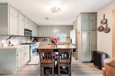 Image de Peaceful, lakefront 5-bedroom house with charm in Clanton