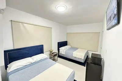 Image de 5 Mins to Airport Apt 2 | Cozy Studio with 2 Queen Beds