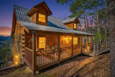 Image de Above the Clouds | Views, Hot Tub, Grill, Games!