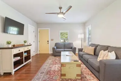 Image de 2 Bedroom Home-Midtown-Fully-Fenced-5 minutes to Expo