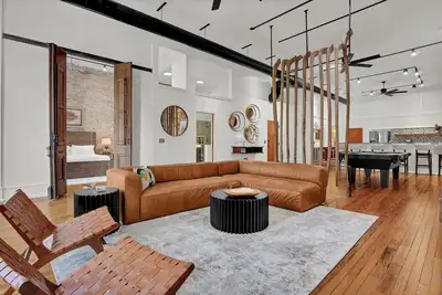 Image de Historic Wilmington Suite with Chef’s Kitchen & Pool Table