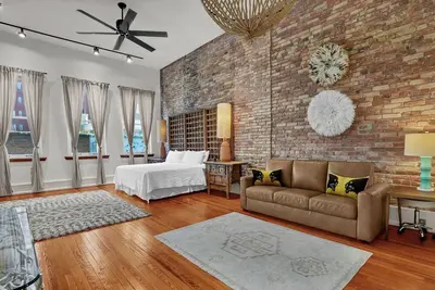 Image de 1br/1ba Downtown Suite with Jacuzzi Soaking Tub