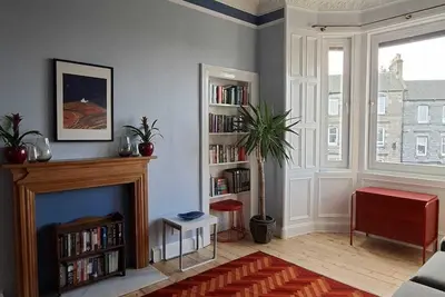 Image de Central quiet traditional Victorian apartment