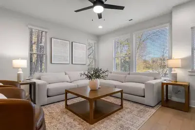 Image de Modern Townhome - Walk to Dining and Light Rail