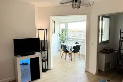 Image de Appartement rénové avec vue dégagée & couchers de soleil – Carnon Plage