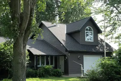 Cedar Point Cottage - Hot tub & Beach Town!