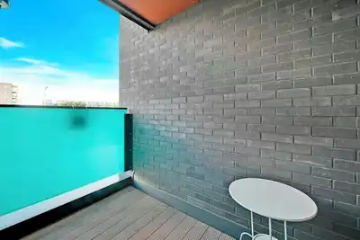 Image de Sleek & Sun-Drenched Modern Sanctuary